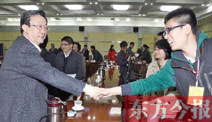 4月22日，省委書記、省人大常委會主任郭庚茂和“聚焦中博·河南行”中部六省媒體采訪團成員親切握手