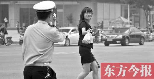 一名女子闖紅燈，并且躲避交警的處罰