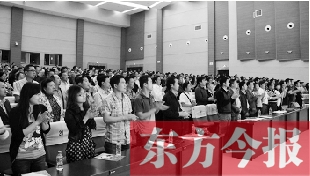 演員謝幕時，沒有觀眾離場，而是全部起立熱烈鼓掌