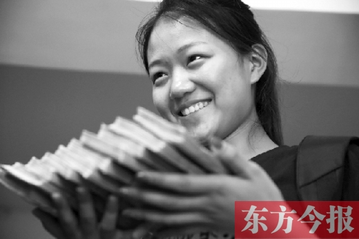 昨天，大一女生周文靜把10萬元現(xiàn)金還給了失主