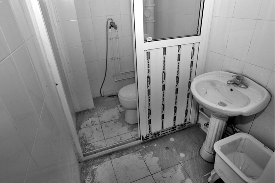 不僅周邊設(shè)施齊全，鄭州公租房室內(nèi)設(shè)施也齊全。圖為剛安裝好的衛(wèi)浴設(shè)施