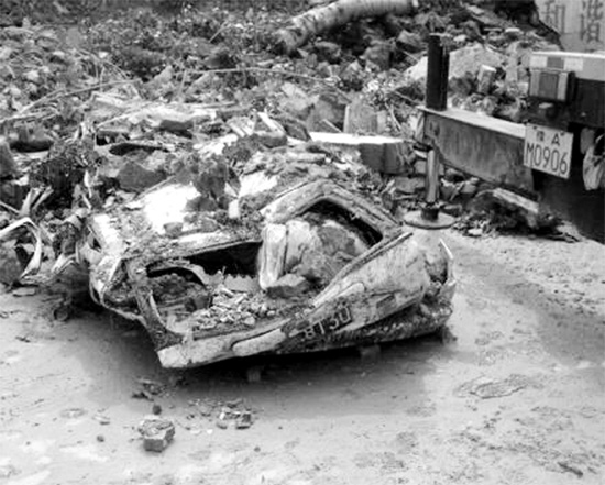 7月2日，新密市區(qū)，暴雨沖倒圍墻，一輛汽車被砸成“鐵餅”