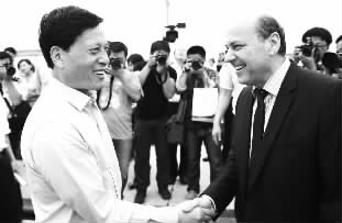 省長(zhǎng)謝伏瞻（左）和德國鐵路辛克公司中國華中華北地區(qū)董事長(zhǎng)卡爾·漢茲·安伯格握手