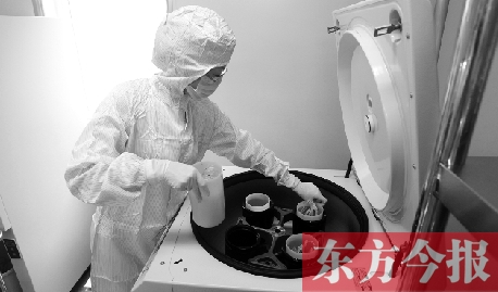 鄭州一專門(mén)儲(chǔ)存臍帶血的機(jī)構(gòu)，專業(yè)人員正在把臍帶血存放在儲(chǔ)藏箱里