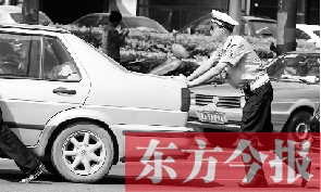 一輛車壞在了路中間，執(zhí)勤交警幫推車