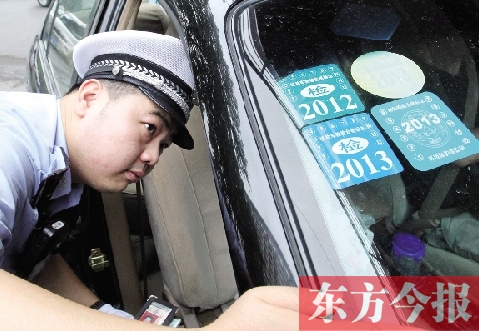 昨天上午，鄭州交巡警開始對進入四橋一路的非綠標(biāo)車按闖禁行進行處罰