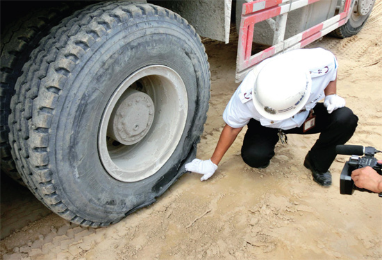 8月3日，棉紡路與六廠前街交叉口附近一輛水泥罐車突然爆胎，路邊一輛電動車被沖擊波震翻報廢