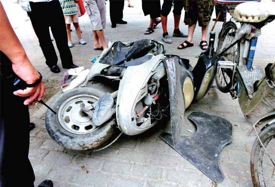 8月3日，棉紡路與六廠前街交叉口附近一輛水泥罐車突然爆胎，路邊一輛電動車被沖擊波震翻報廢