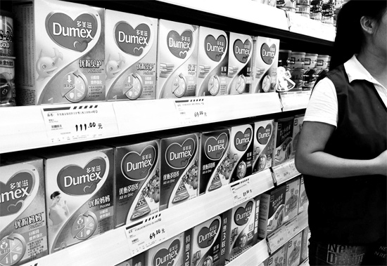 5日，鄭州一家超市內(nèi)，多美滋其他階段奶粉仍在售，但無(wú)人問(wèn)津