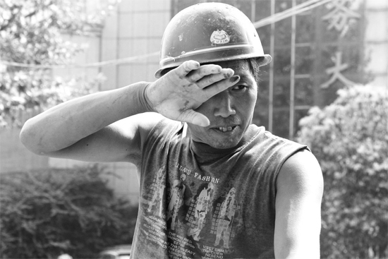 昨日，濟(jì)源市市政工人王紅旗在揮汗工作