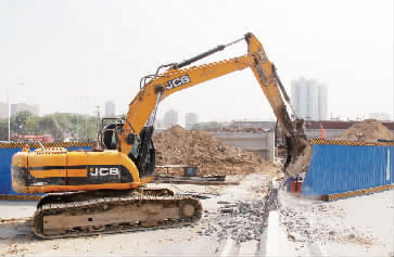 南陽路、北環(huán)快速路立交橋?qū)⑦M行封閉施工，圖為工人正在拆除隔離欄