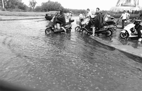 8月7日，鄭州一場暴雨，鄭州多處干道被淹，市民行路如過河
