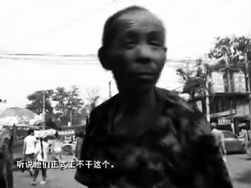 視頻中的男子面對鏡頭發(fā)泄心中的不滿：不合理，明擺著剝削人