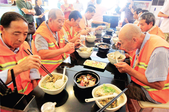 8月18日中午，鄭州市商城路一家飯店邀請(qǐng)33位一線環(huán)衛(wèi)工免費(fèi)吃頓飯