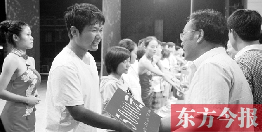 8月25日，河南電視臺8號演播廳，寒門學子每人拿到了5000元助學金