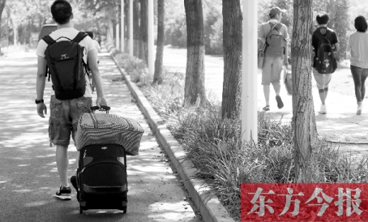 滿載著家人的希望，沿著學校的路標，鄭州大學新生入學了，一位新生自己帶著行李來報到