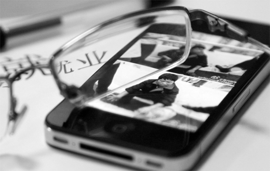 9月9日，鄭州河醫(yī)立交橋上， 一小伙兒因找不到工作輕生被救下的微博在網(wǎng)上熱傳，小伙兒的舉動(dòng)讓人唏噓