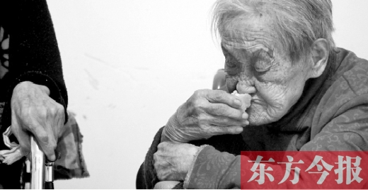 在鄭州惠濟(jì)區(qū)紅樹林老年療養(yǎng)院內(nèi)，一位老人在吃蛋糕