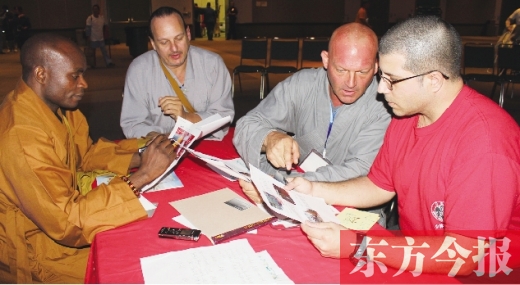 研討會(huì)現(xiàn)場(chǎng)，少林洋弟子熱議東方今報(bào)報(bào)道《大爭(zhēng)之寺》