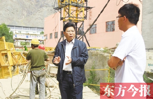 新鄉(xiāng)市援疆前方指揮部指揮長、伊吾縣委副書記鄭援越（中）深入一線調研