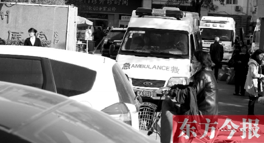 馬路上的機動車越來越多，臨著大路鄭州市第一人民醫(yī)院門口，出急診的救護車常常遭遇堵車