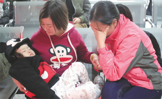 昨日，9時35分，堅守在手術(shù)室外的嘟嘟在媽媽懷里睡著了，因被眼前的真情觸動，今報記者趙丹流下了眼淚