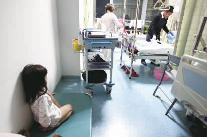 嘟嘟一早就醒了，小小的身體靠在墻邊看著爸爸進行手術(shù)前準(zhǔn)備