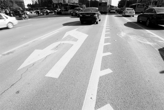 昨日，鄭州市金水路未來路口的“魚刺”車道，好多司機(jī)不知道咋走