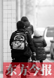 一名學(xué)生背著書包走出校門準(zhǔn)備回家。教育部發(fā)布規(guī)定，其中明確規(guī)定教師收禮、有償補(bǔ)課等行為將受到相應(yīng)處分