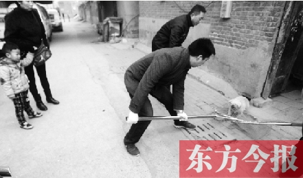 12月3日，鄭州市隴海路。執(zhí)法人員對一只“辦了證卻不系繩”的狗進行捕捉