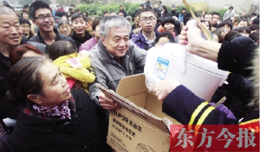 昨日，鄭州金源第一城小區(qū)。除了能領到地鐵試乘劵，還有獎品可拿