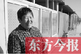 在京水村的臨時過渡區(qū)內(nèi)，一位大媽在儲存大白菜