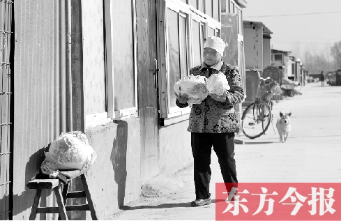 在京水村的臨時過渡區(qū)內(nèi)，62歲的村民白小英對未來的生活充滿期待