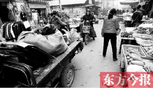 和所有的都市村莊一樣，老鴉陳也充滿著形形色色的人，窄窄的巷子因占道經(jīng)營變得更加狹窄