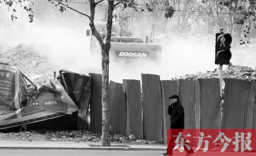 昨日，鄭州市未來路與緯四路交叉口一工地施工不除塵，加重了空氣污染