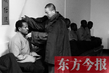 少林功夫講究禪武合一，坐禪當(dāng)然少不了,別看就是坐坐，姿勢(shì)都要師傅教