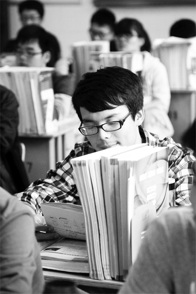 一所學(xué)校的高三學(xué)生正在加班加點(diǎn)復(fù)習(xí)，不少同學(xué)都開始為自主招生報(bào)名忙活了