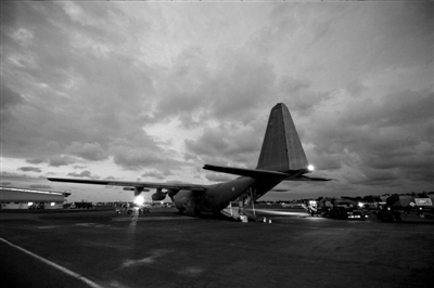 3月23日，中非共和國首都班吉，從加蓬首都利伯維爾出發(fā)的法國增援部隊共計200名士兵抵達班吉國際機場