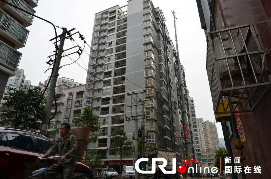 2013年4月2日，四川達城，電線桿足足有19層樓高，而且離小區(qū)住戶的房屋很近。圖片來源:張驥/CF