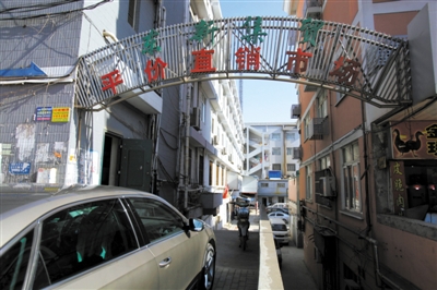 昨日，從事活禽宰殺的許某確認為感染H7N9禽流感確診病例，其所工作的南京江寧區(qū)東新農(nóng)貿(mào)市場仍正常營業(yè)