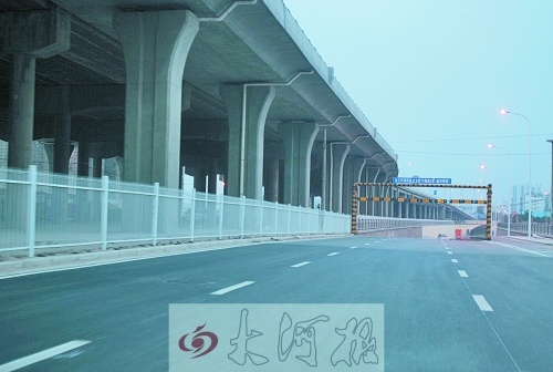 下穿隧道限高3米，不影響公交車通行。