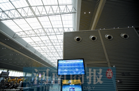 　鄭州東站三樓候車大廳，雖然空調(diào)處有涼風吹出，但陽光通過頂棚照進，導致整個大廳的空調(diào)制冷效果不明顯