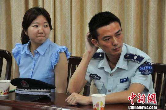 圖為參與“體驗式執(zhí)法”的兩名城管隊員?！埱邸z