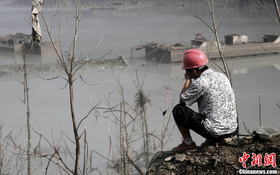 7月14日，四川綿陽，在水下沉寂了5年多的北川漩坪鄉(xiāng)浮出水面，如海市蜃樓飄浮在堰塞湖水面，回來看自己