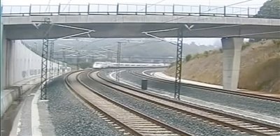 時(shí)速190公里的列車通過一個(gè)限速80公里的急轉(zhuǎn)彎。