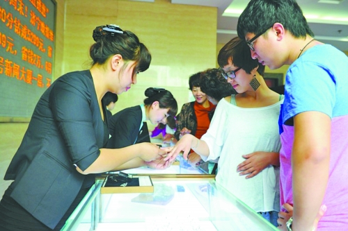 在北上廣等一線城市，鉆戒價(jià)格與國際接軌，價(jià)格不高，引發(fā)市民搶購潮。