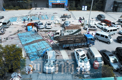 昨日上午，事發(fā)現(xiàn)場(chǎng)仍停有多輛被砸變形的汽車