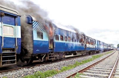 19日，撞人的火車被民眾點(diǎn)燃。