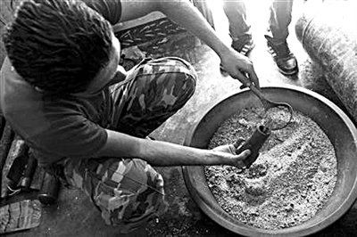 10日，敘反對(duì)派人員正在制作武器。