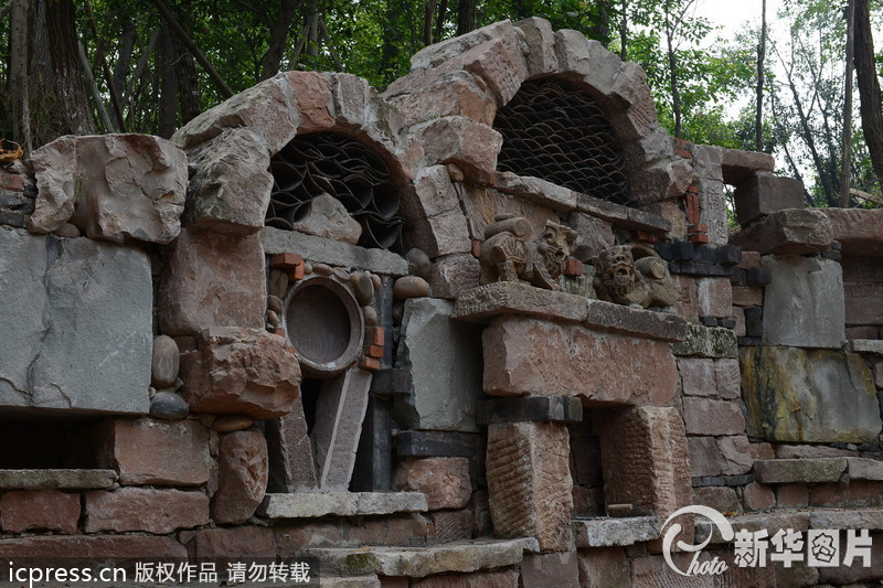 2013年9月23日，有網友近日報料重慶一所大學正在修建稀奇古怪的校大門